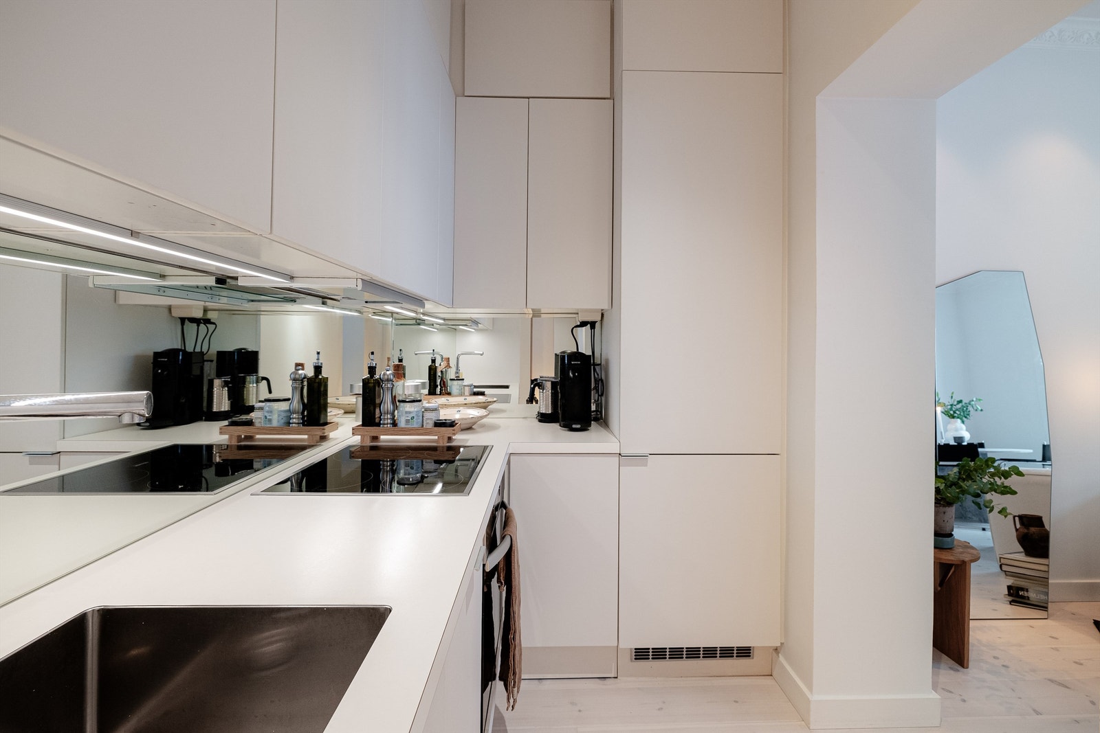 Delikat og innholdsrikt kjøkken med innredning fra HTH av god kvalitet (2009). Galleribilde