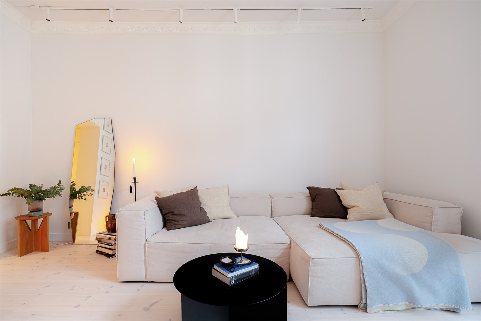 Sjarmerende, nyslipte tregulv og overflater som er nymalt i lys palett. Galleribilde