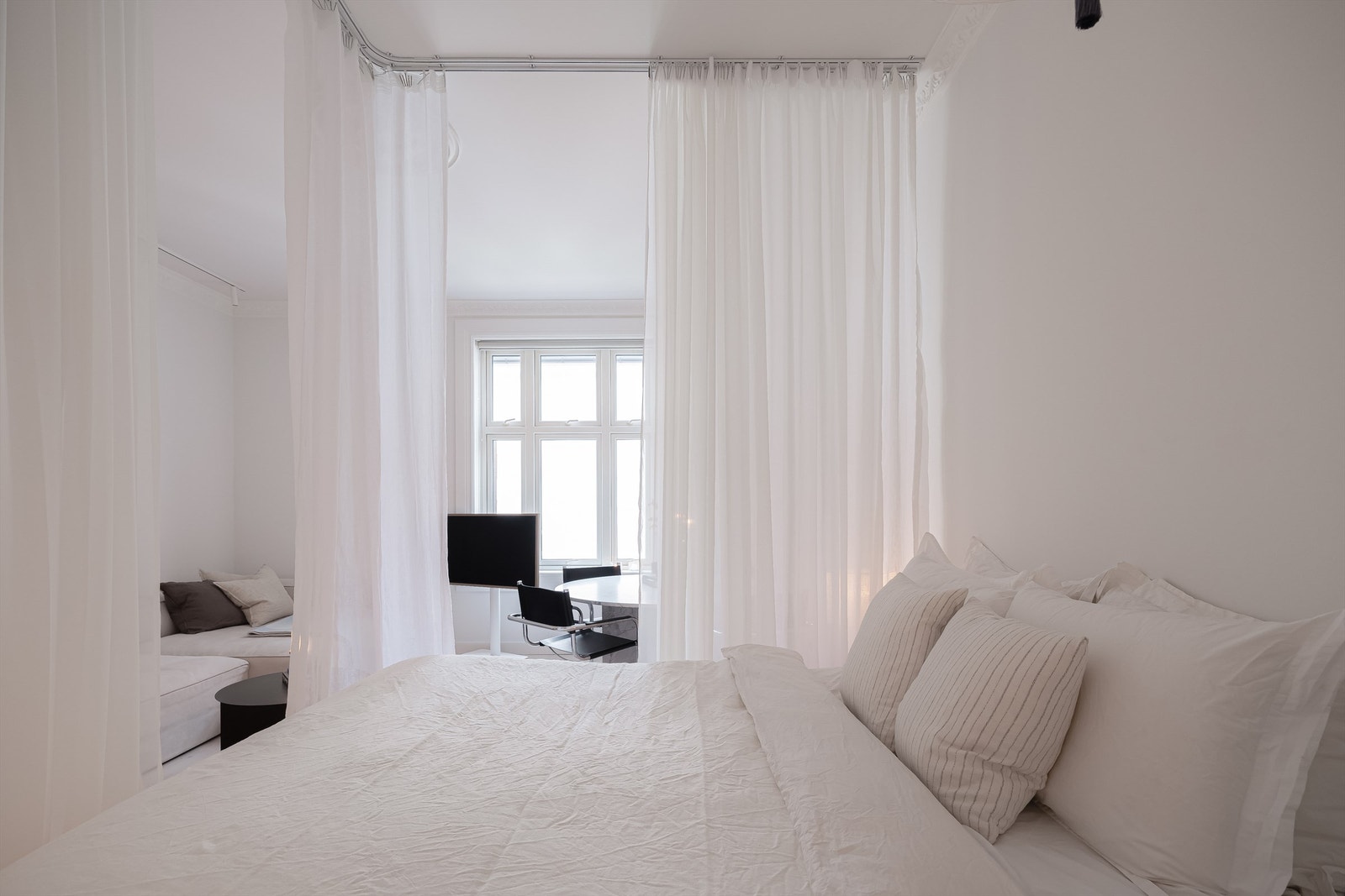 Stor vindusflate fra 2014 som sørger for mye naturlig lys. Galleribilde