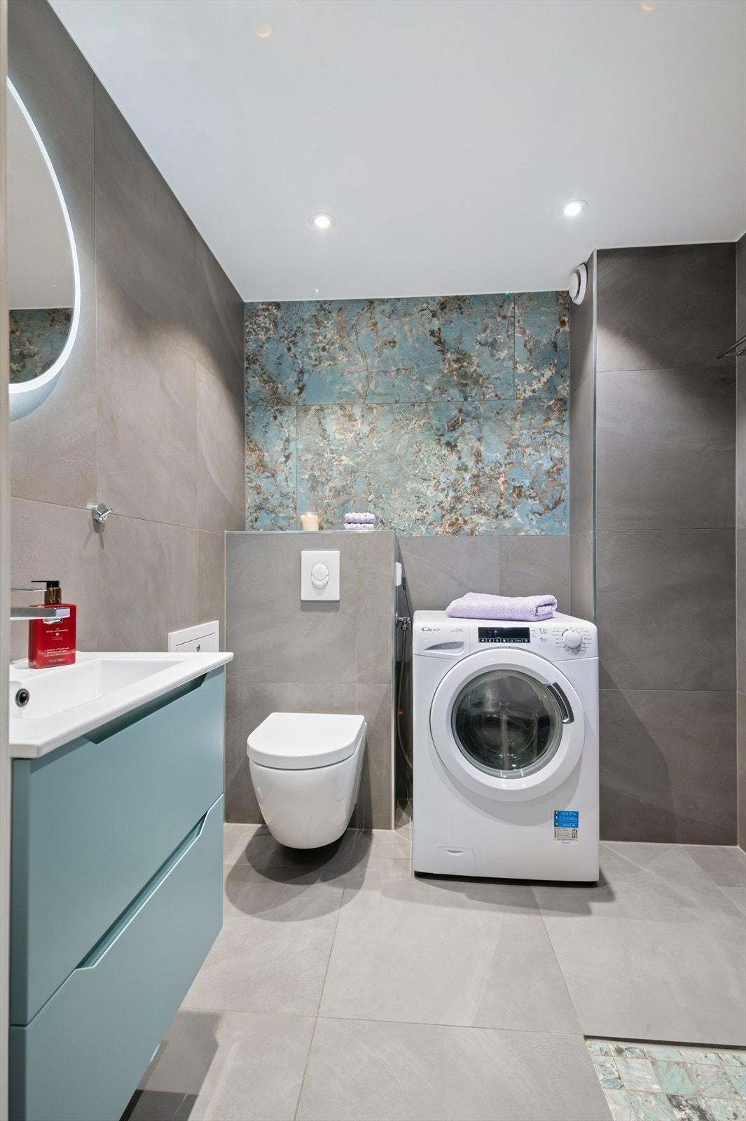 Det er opplegg for vaskemaskin på badet. Galleribilde