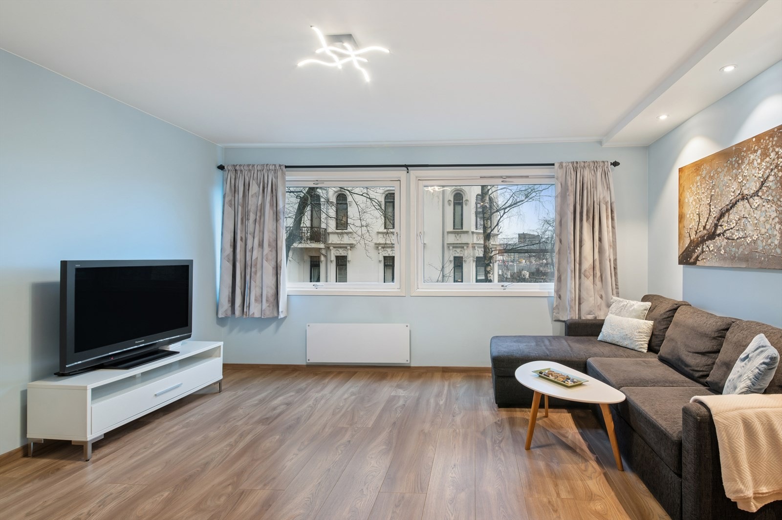 Leiligheten har lys stue med store vindusflater som slipper inn rikelig av naturlig lys. Galleribilde