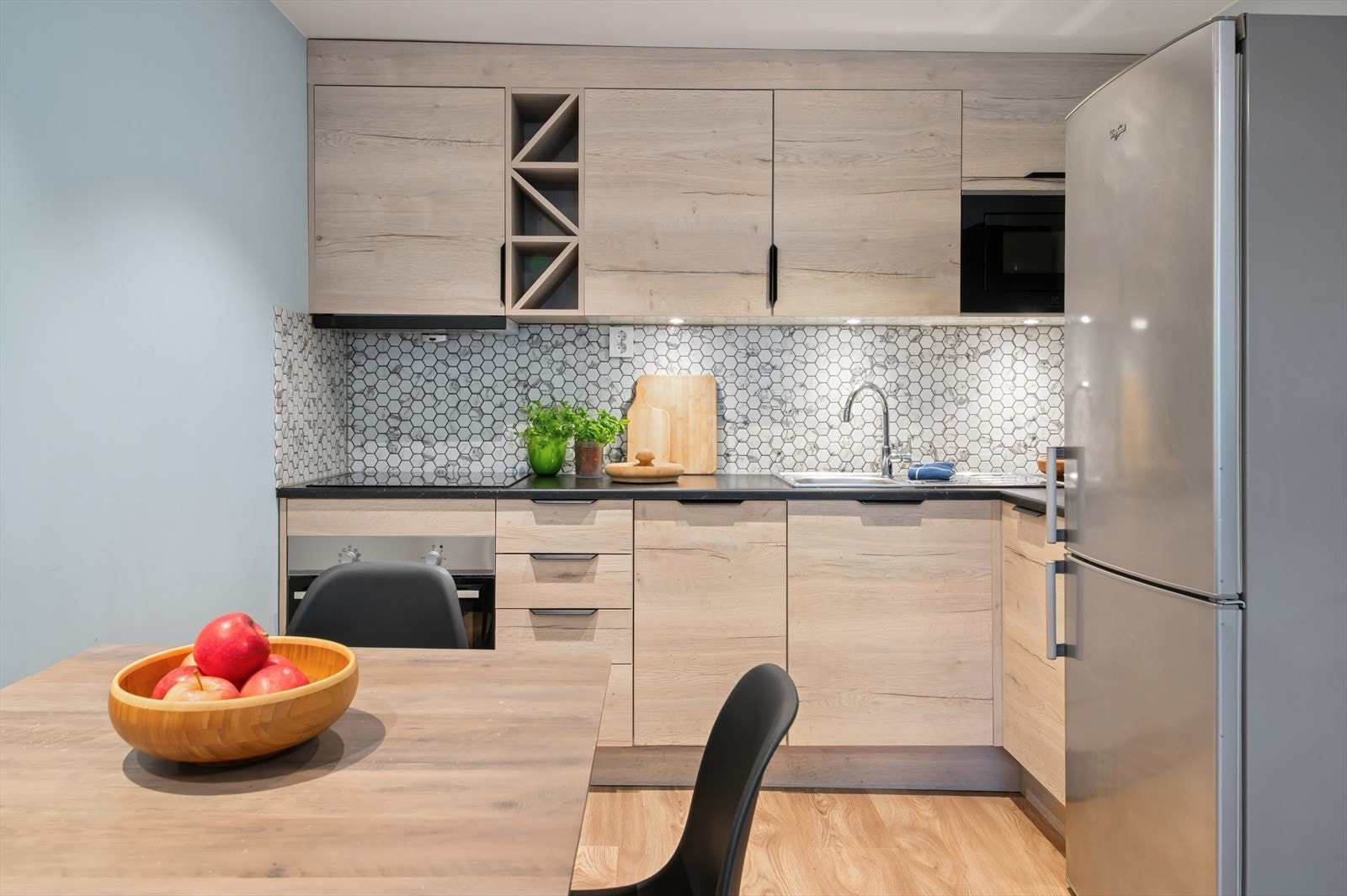 Kjøkkenet er innredet med integrert stekeovn, platetopp, mikrobølgeovn og oppvaskmaskin, samt frittstående kjøl/frys. Galleribilde