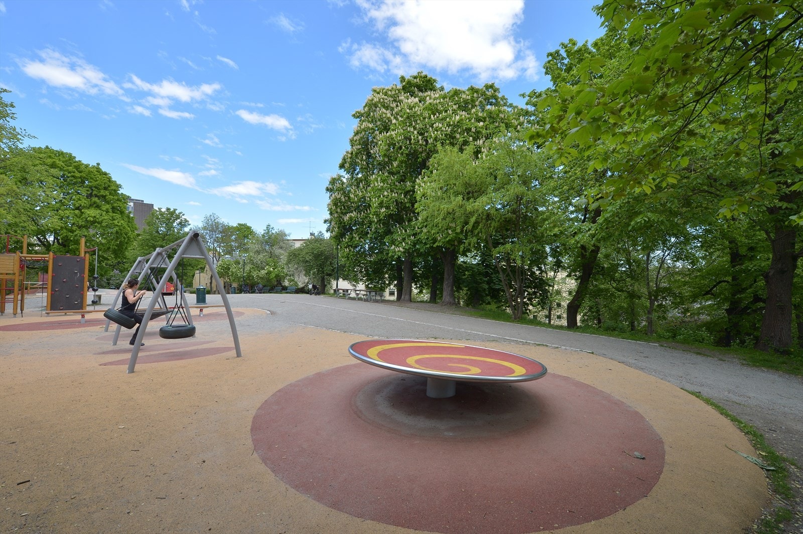 Tinkerparken, med leke og treningsapparater. Galleribilde