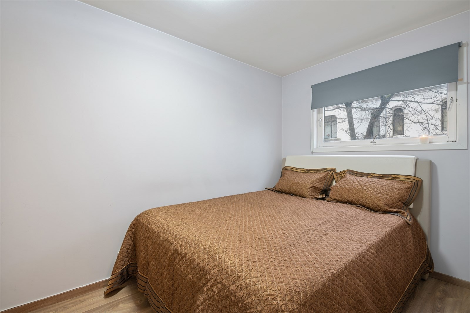 Soverommet har god plass til dobbeltseng og vender ut mot stille fellesarealer. Galleribilde