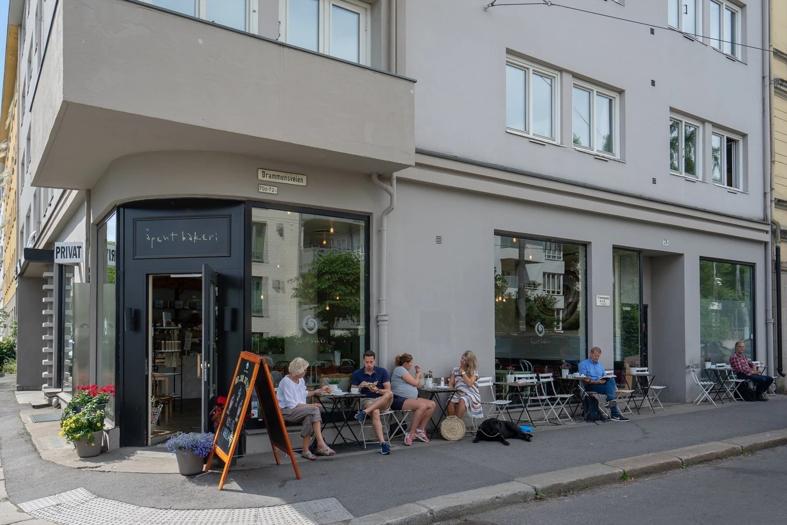 Mange populære kaféer og spisesteder i nærområdet. Galleribilde