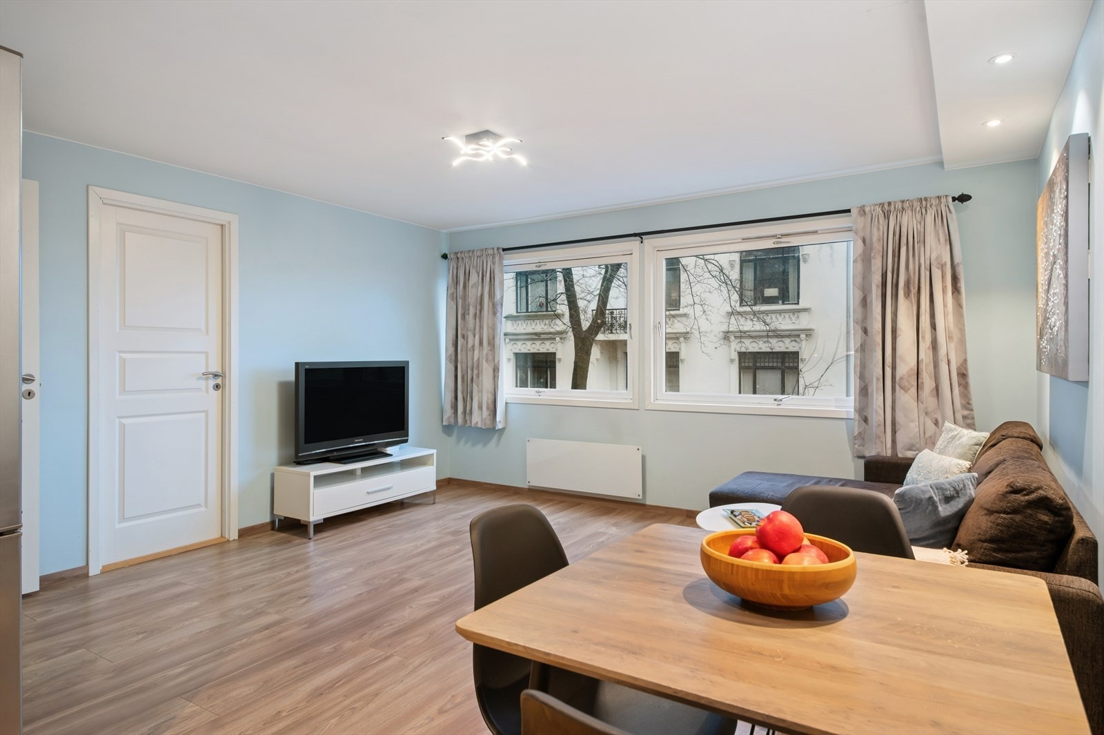 Himlingshøyden i stue er målt til ca. 2,35 meter. Galleribilde