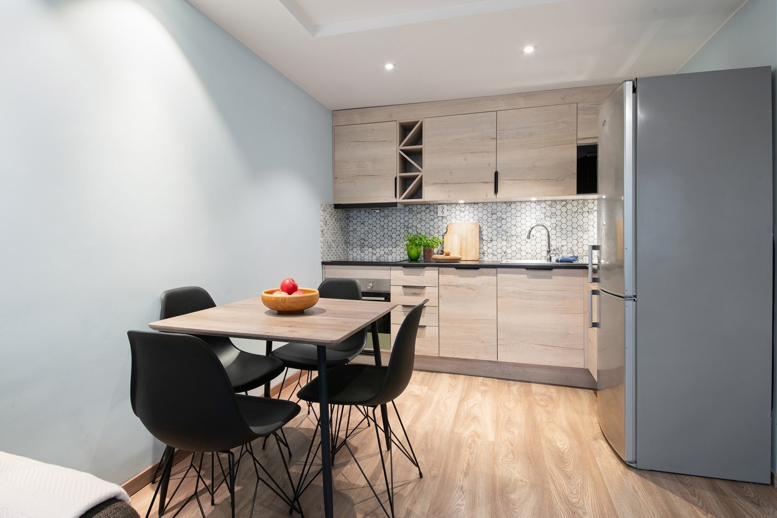 Kjøkken fra 2020 med kjøkkeninnredning fra norske Strai kjøkken. Galleribilde