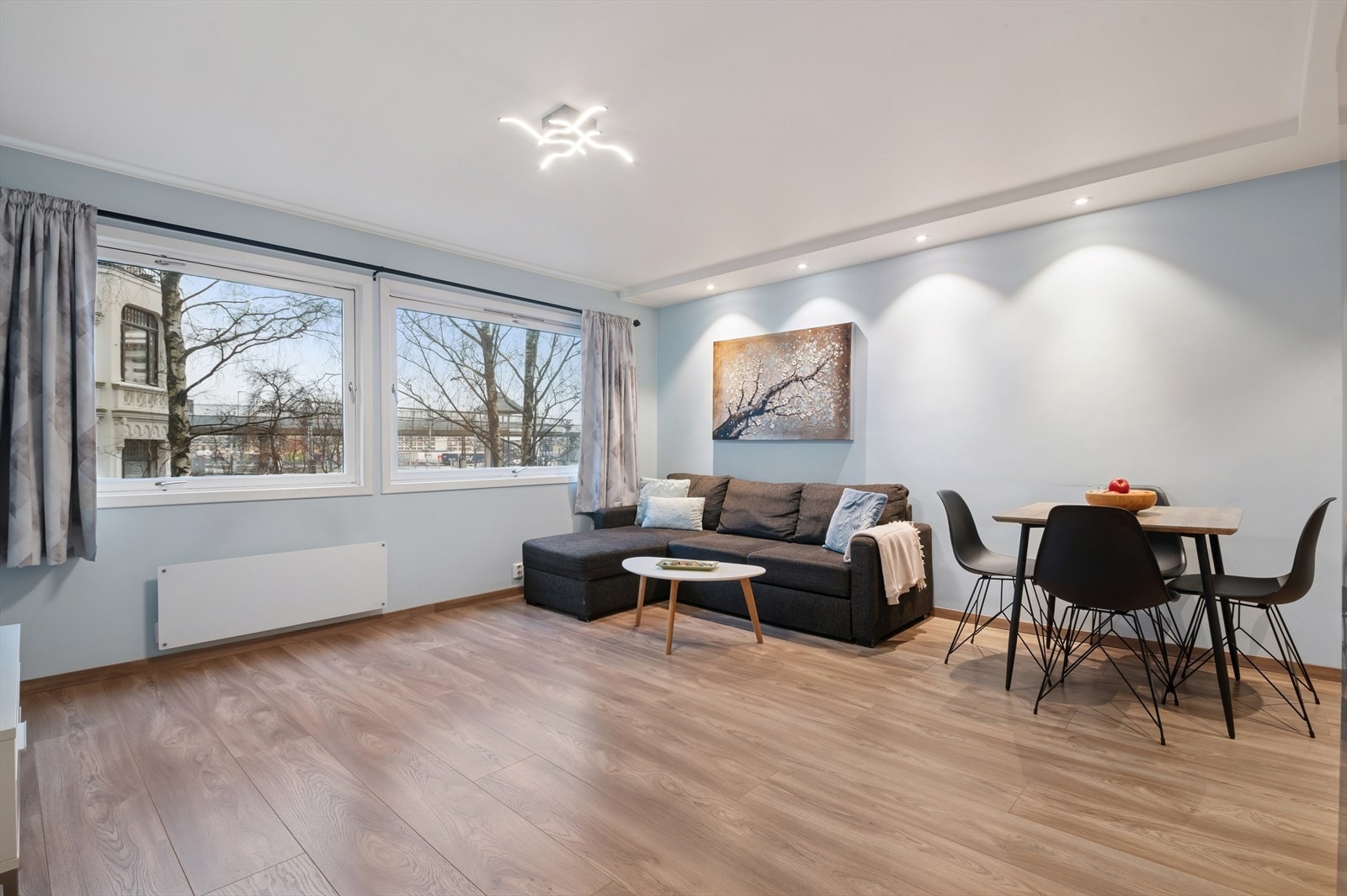 Godt med plass til sofagruppe og spisebord. Galleribilde