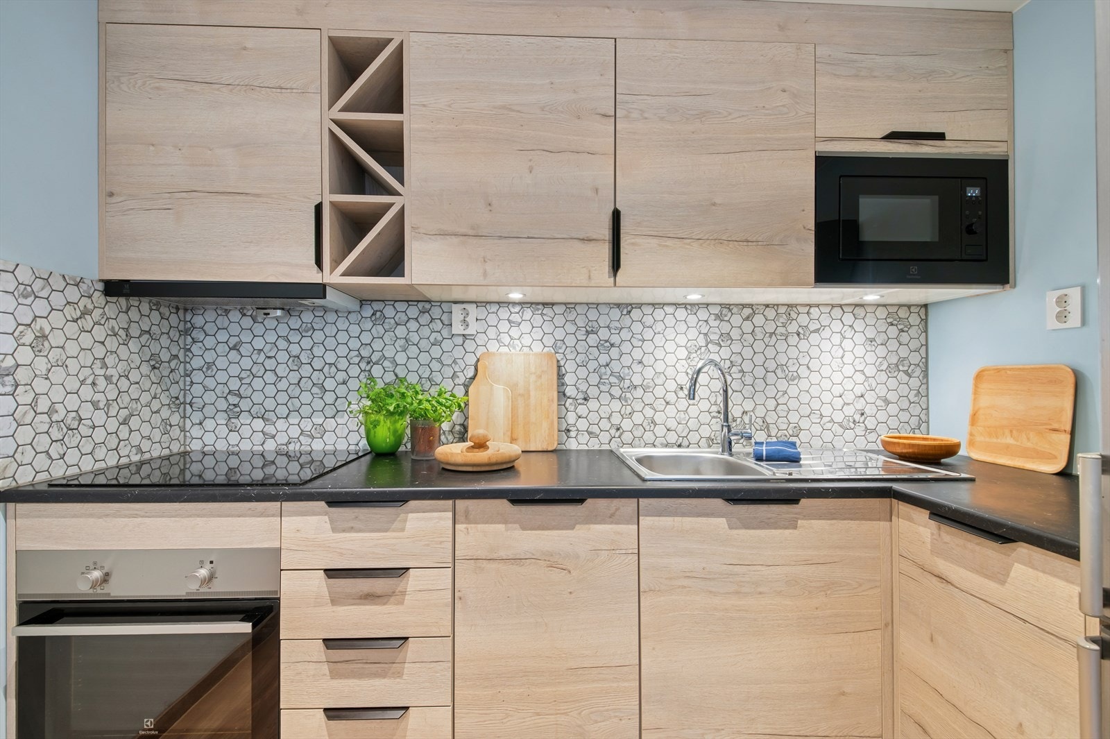 Flislagt vegg mellom over- og underskap. Galleribilde