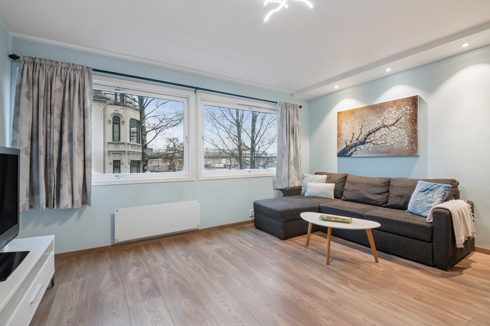 Blir vindu- og fasadeprosjektet gjennomført vil det bli etablert fransk balkong fra stuen. Galleribilde