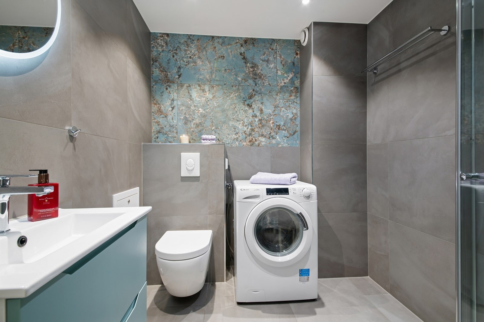 Leiligheten har et lekkert flislagt baderom fra 2020 med varmekabler i gulv og downlights i himling. Galleribilde