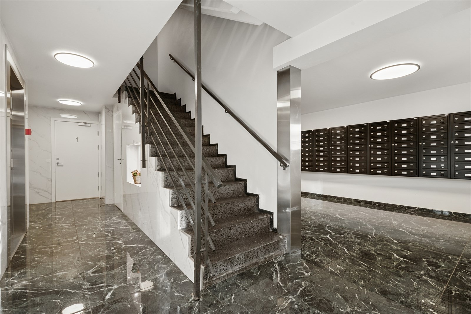 Det er heis- og trappeadkomst til leiligheten. Galleribilde