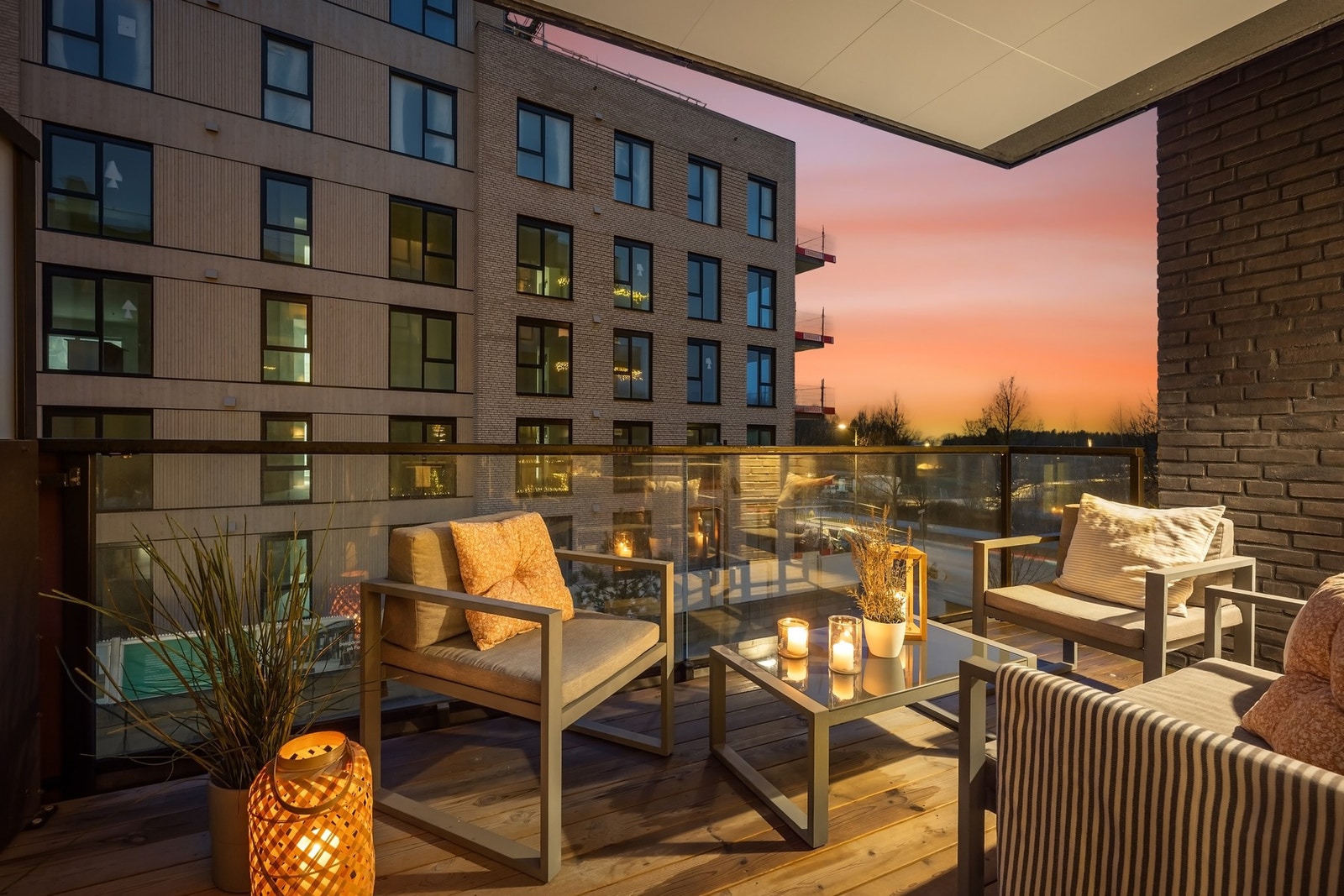 Fra balkongen har man flott utsyn mot syd/vest med fin ettermiddag/kveldssol Galleribilde