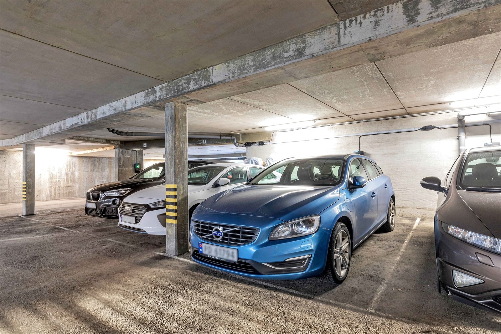 Parkeringsplass (p-plass nr 7) i felles garasjeanlegg. Galleribilde