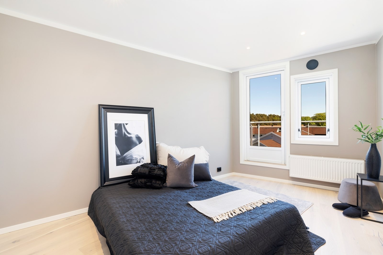 Flott soverom med god plass til dobbeltseng og mer. Galleribilde