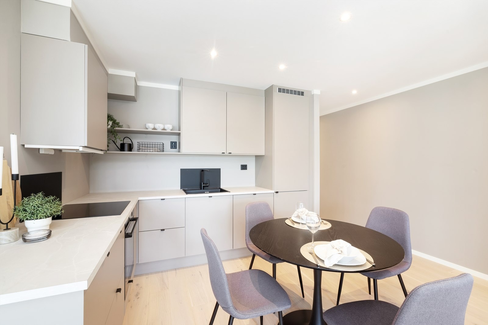 Kjøkkenet består av integrerte hvitevarer, vask og platetopp. Galleribilde