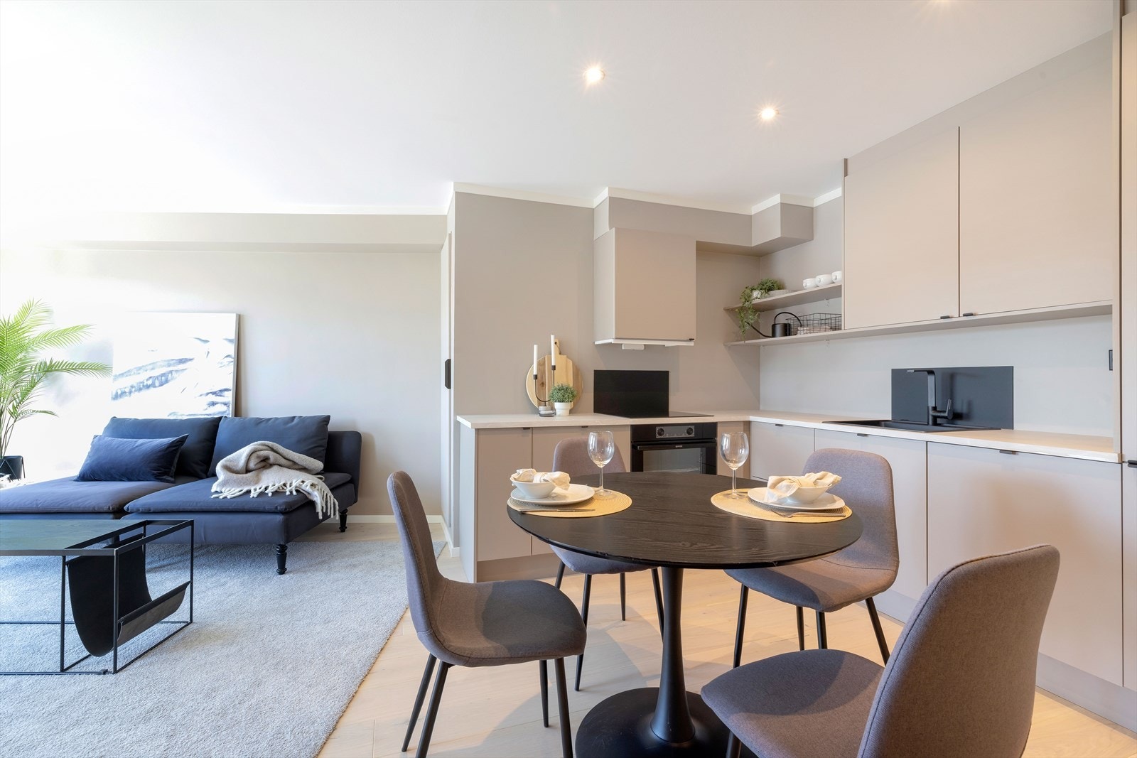 Lekkert kjøkken med god oppbevaringsplass i skap og benkeplass. Galleribilde