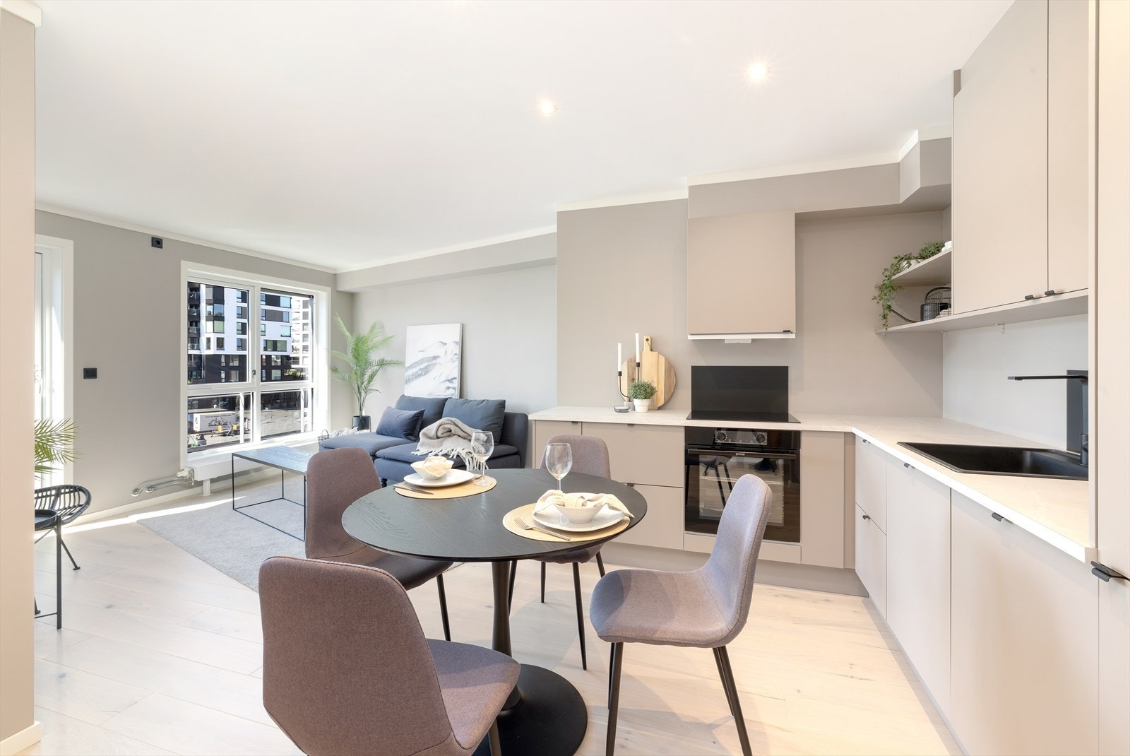 Leiligheten har en praktisk planløsning med entré, stue og kjøkken i åpen løsning med utgang til balkong, bad, soverom med egen balkong samt en liten innvendig bod. Galleribilde