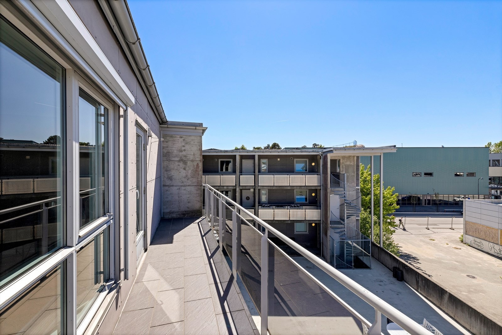 Dette er en lys og tiltalende toppleilighet beliggende i byggets fjerde etasje, med heisadkomst, garasjeplass og to balkonger som gir gode uteplasser. Galleribilde