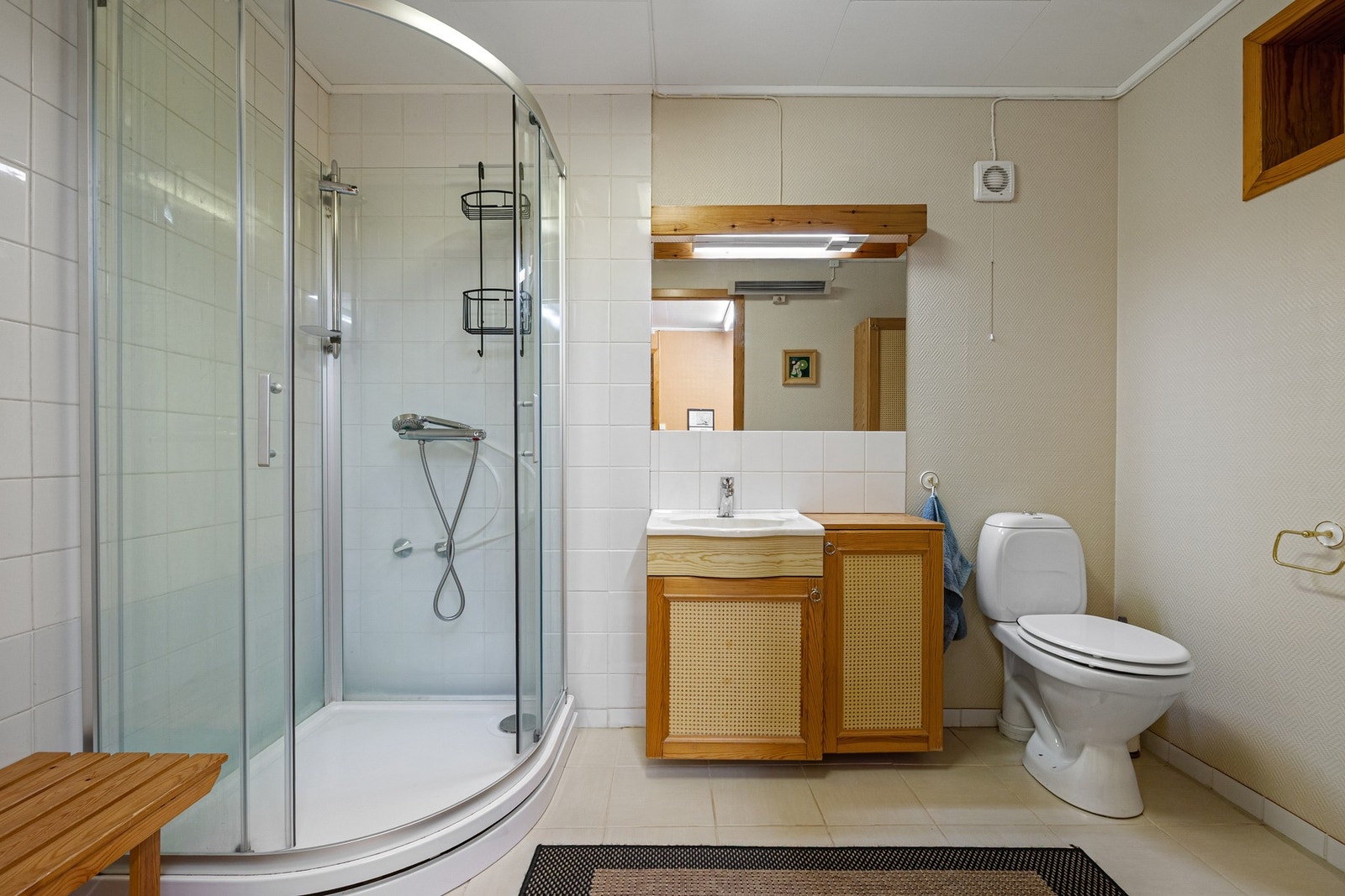 Bad i sokkel på 5 kvm med gulvvarme. Utstyrt med dusjkabinett, mekanisk avtrekk, servant, servantskap og wc. Galleribilde