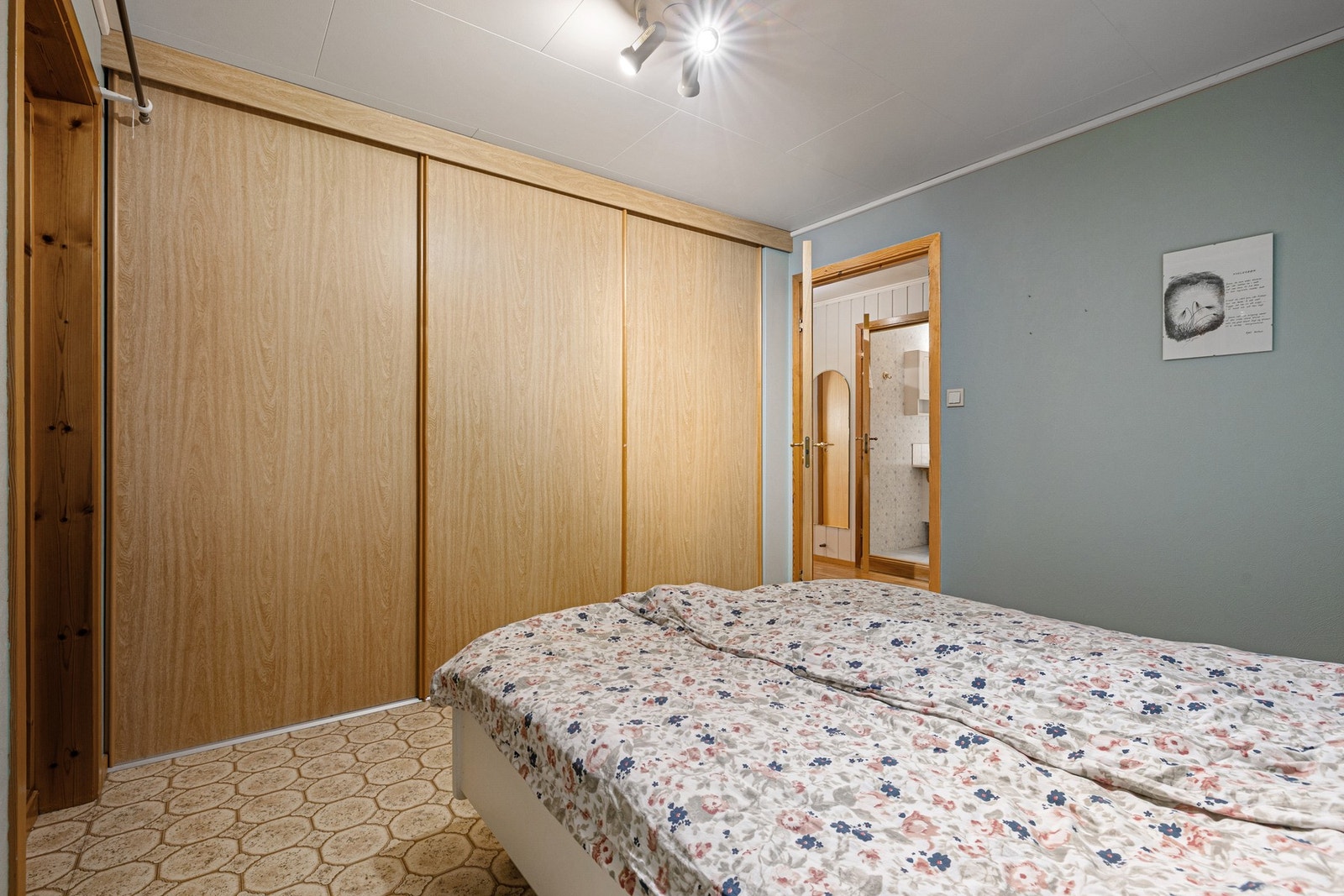 God oppbevaringsplass i innebygd skyvedrøsskap. Galleribilde