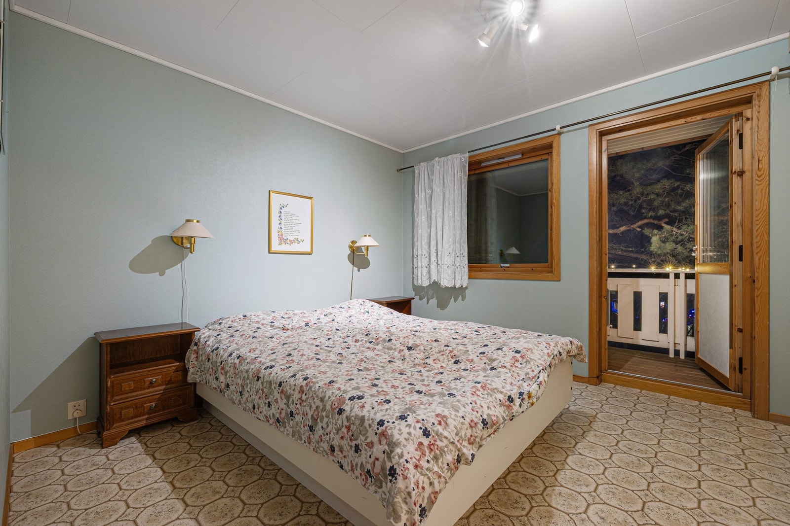 Soverom på 12 kvm, med utgang til egen balkong. Galleribilde