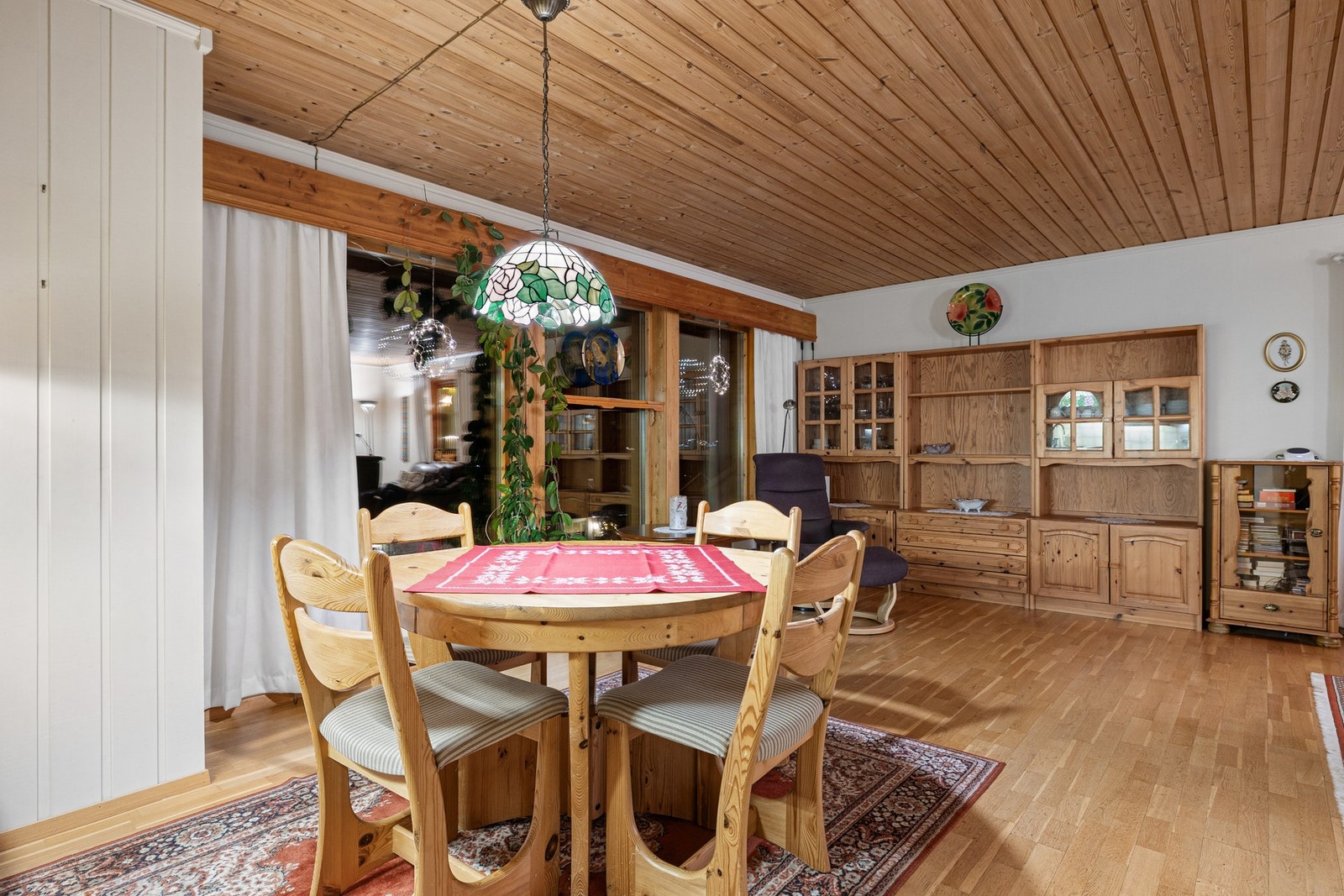 God plass for å innrede med stort bord som et samlingspunkt i rommet. Galleribilde