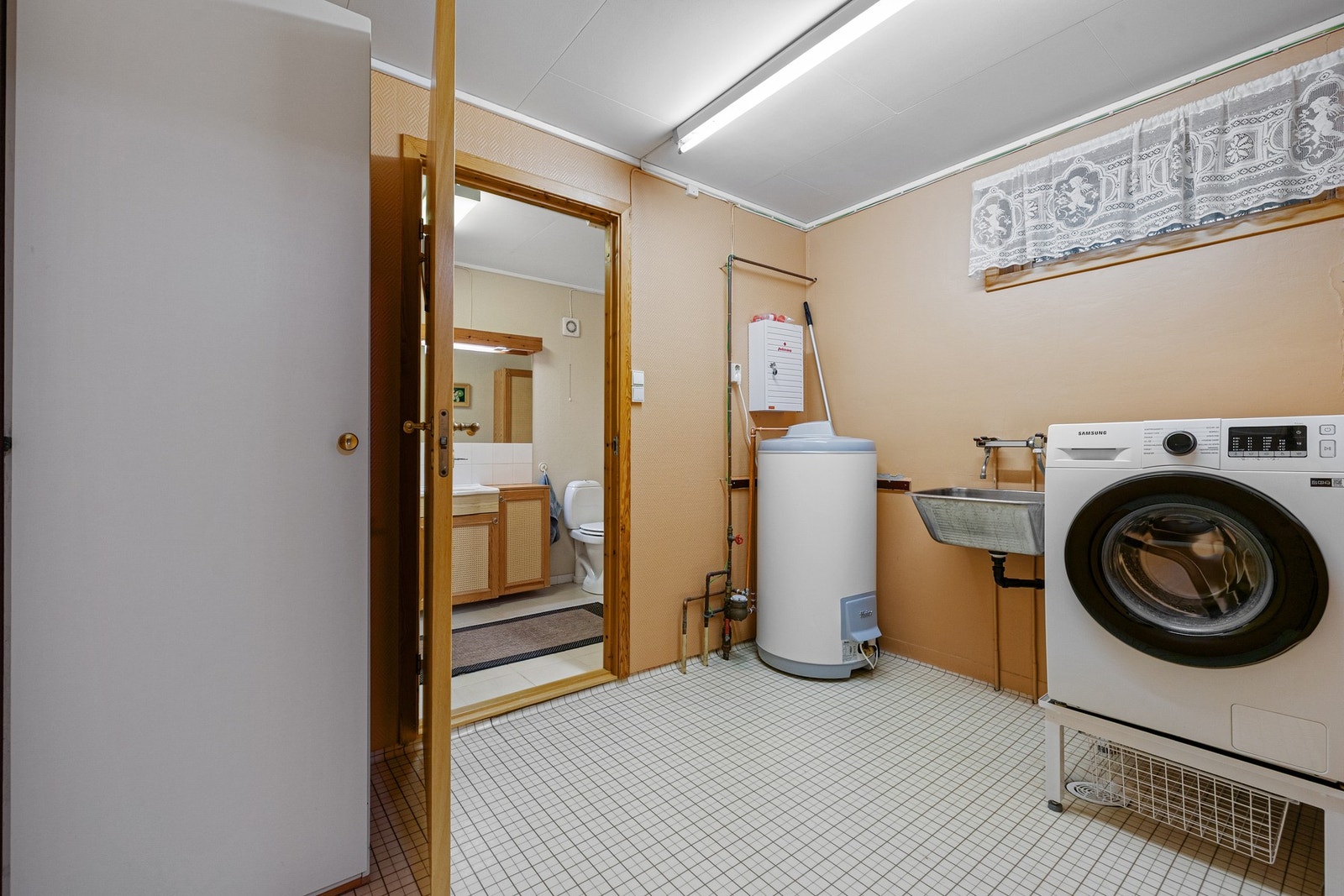 Vaskerom på 6,5 kvm. Utstyrt med bereder, opplegg for vaskemaskin, skyllekum, stoppekran og vannmåler. Galleribilde