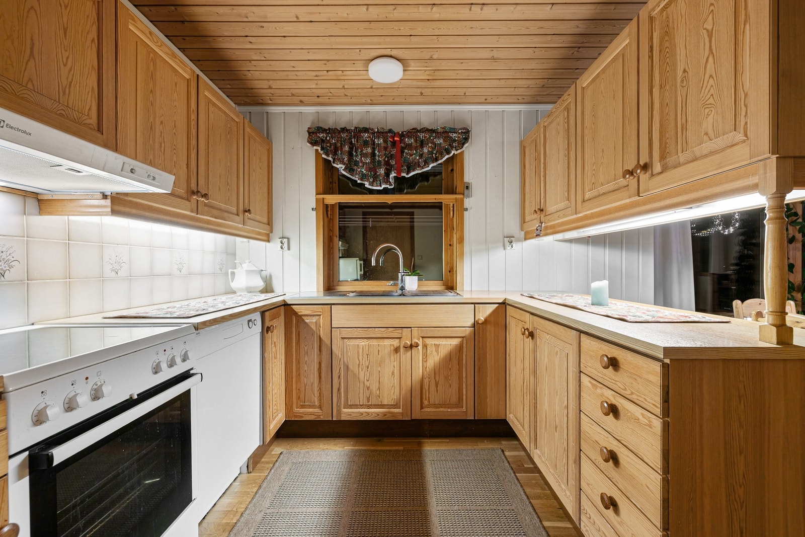 Innredning med mekanisk avtrekksvifte over stekesonen og opplegg for oppvaskmaskin. Galleribilde