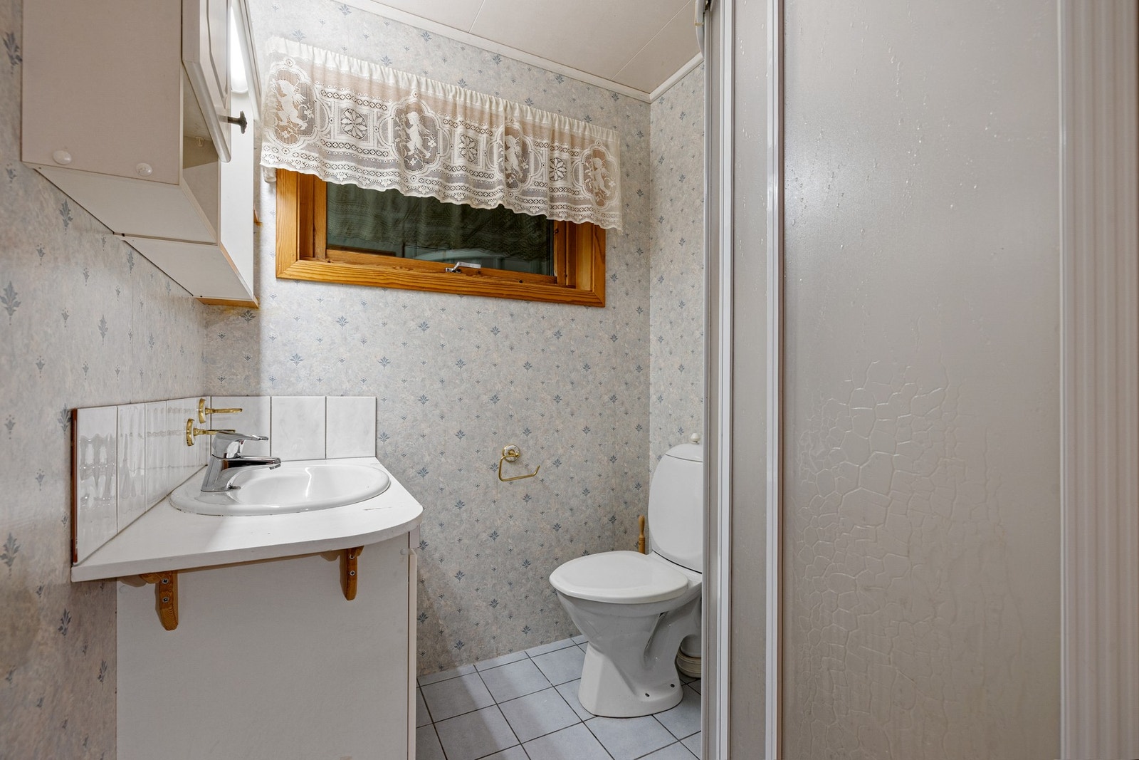 Bad på 2,5 kvm med gulvvarme. Utstyrt med dusjkabinett, naturlig avtrekk, servant, servantskap og wc. Galleribilde