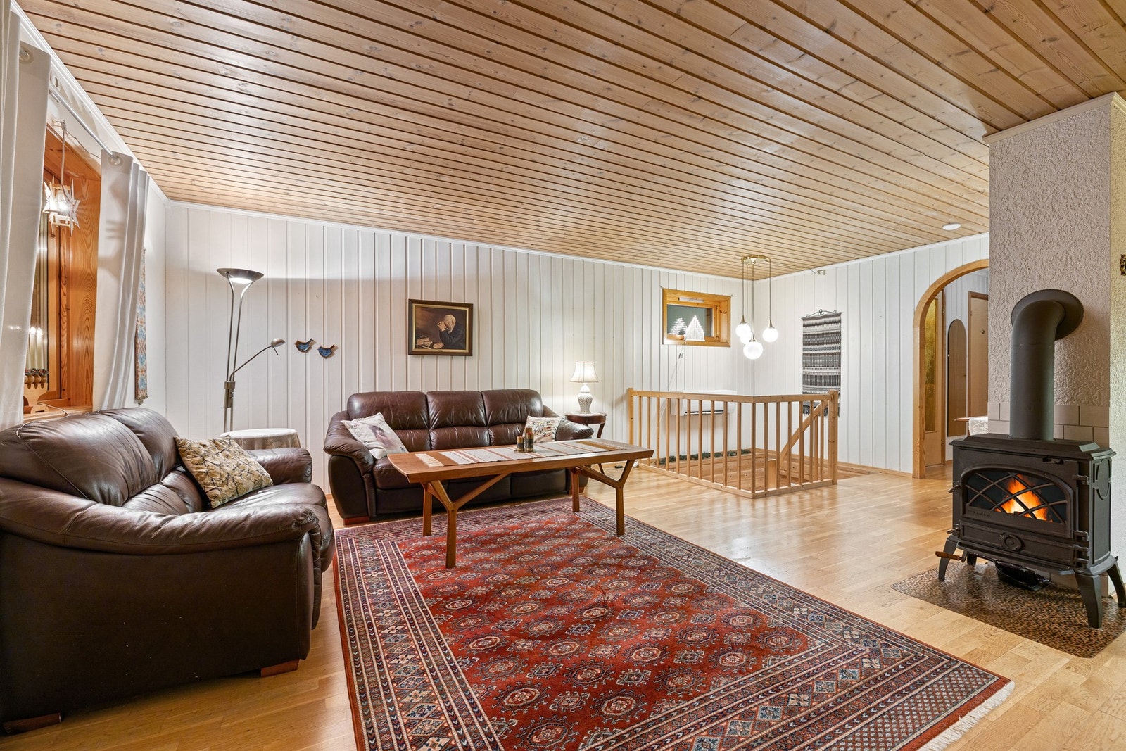 I stuen har du vedfyring som varmekilde som gir en god atmosfære i rommet. Galleribilde