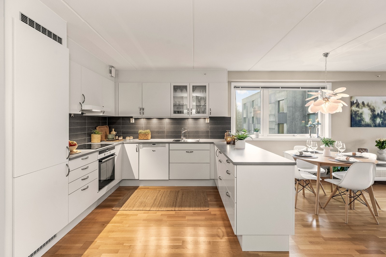 Detaljer som takhøye overskap og belysning i underkant. Galleribilde