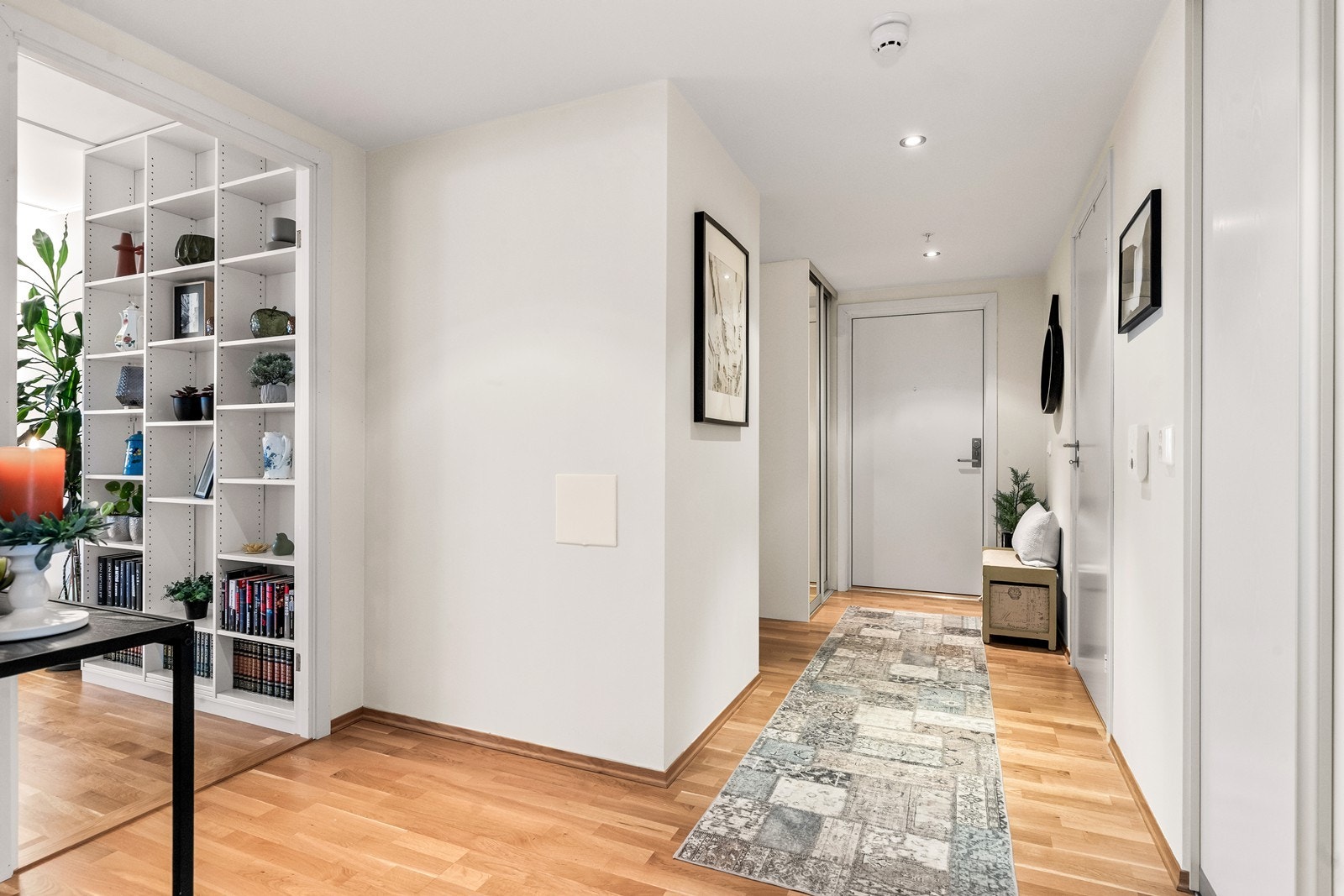 Lys entré med god skapplass, det er montert to skyvedørsgarderober. Galleribilde