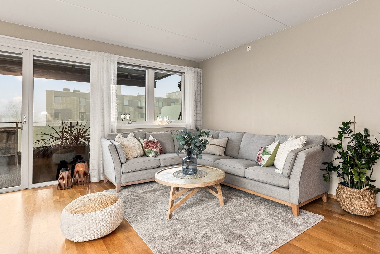 Stue i kombinasjon med kjøkken og med utgang til balkong. Galleribilde