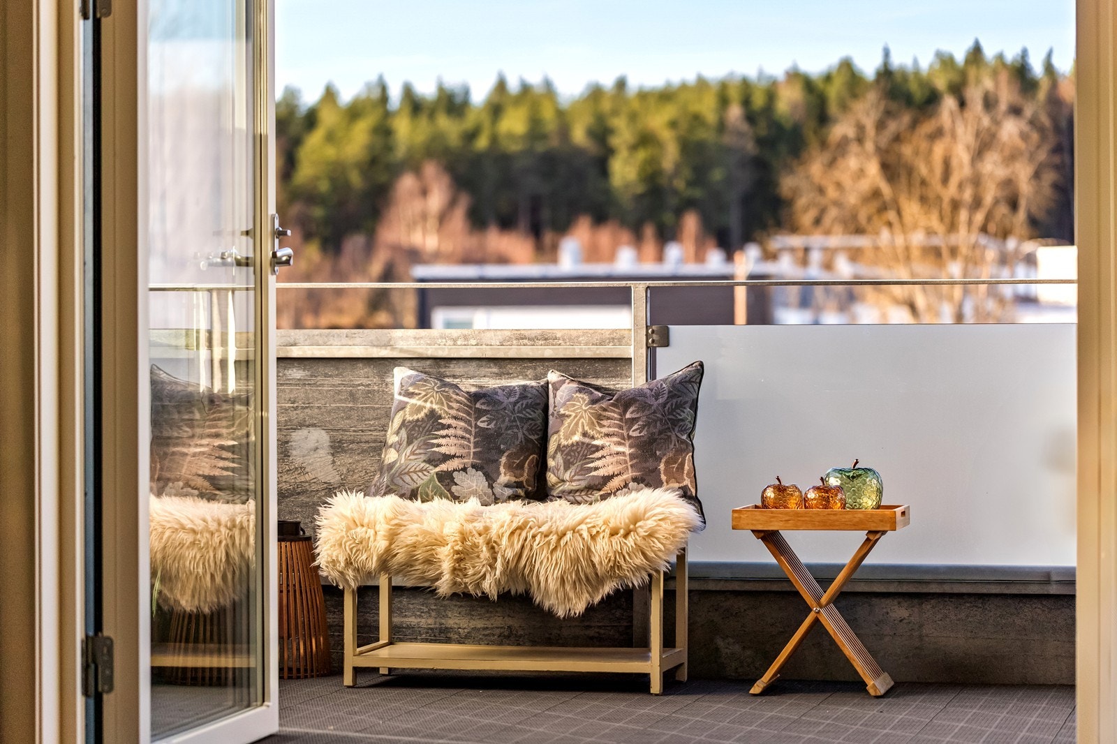 Balkongdøren er dobbel, noe som bringer lys og luft inn i leiligheten. Her er det flott utsyn. Galleribilde