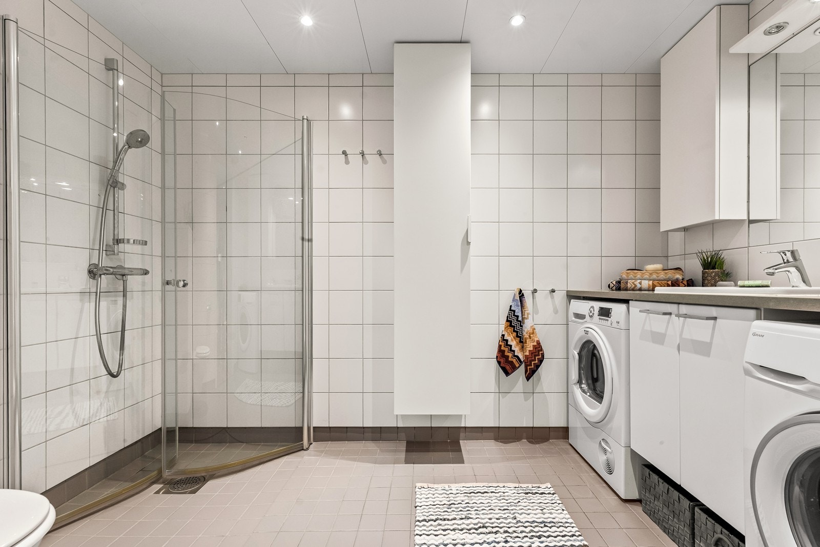 Pent flislagt baderom i tidløse fargetoner. Galleribilde