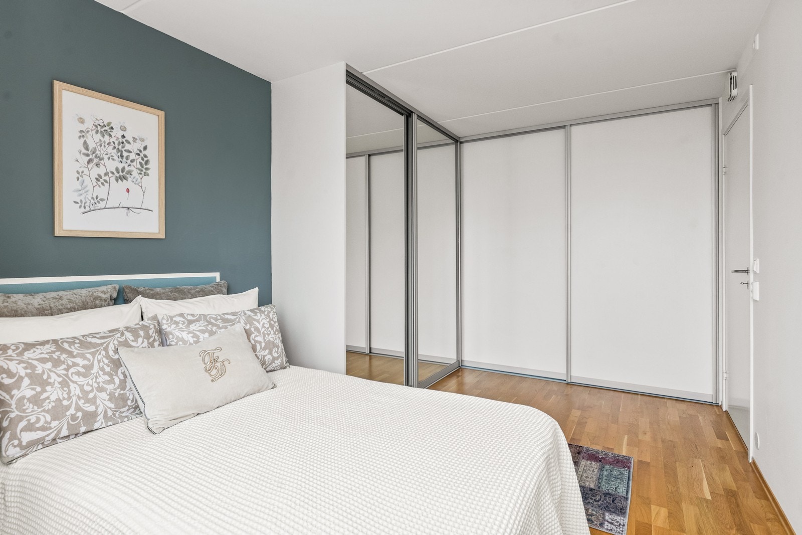 Hovedsoverommet er stort med plass til dobbeltseng og tilhørende nattbord, samt tilgang til romslig skyvedørsgarderobe. Galleribilde