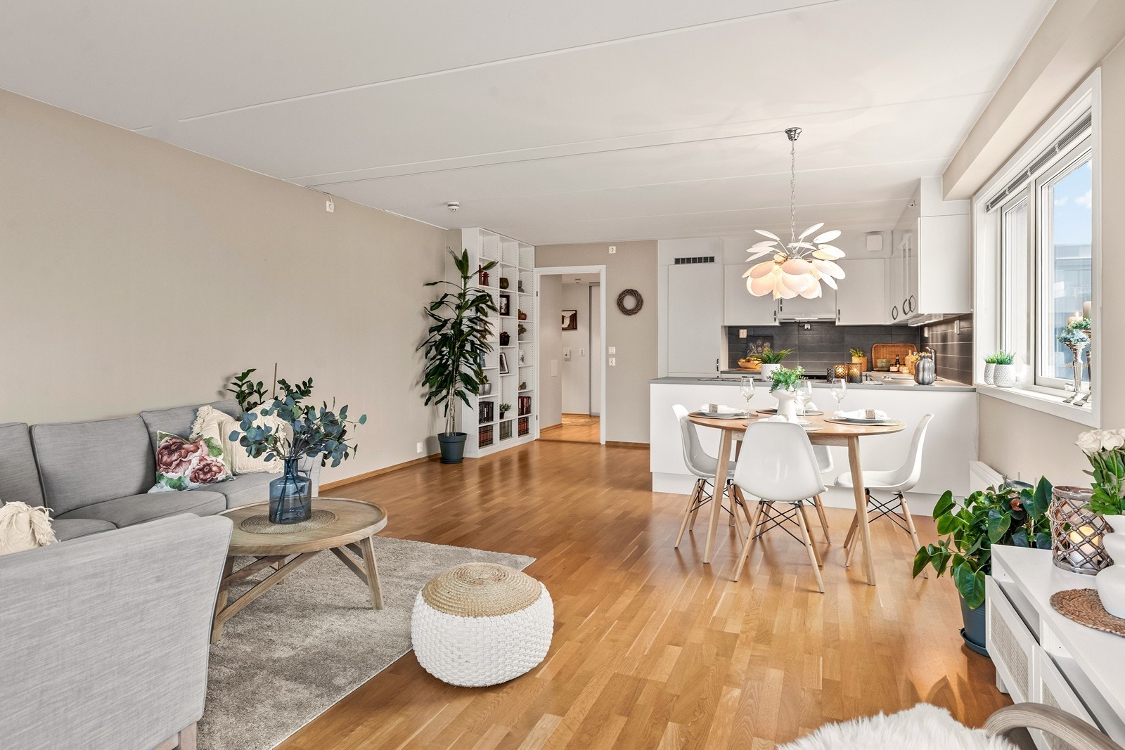 Vindusflatene er store og gir rikelig med naturlig lys til rommet. Galleribilde