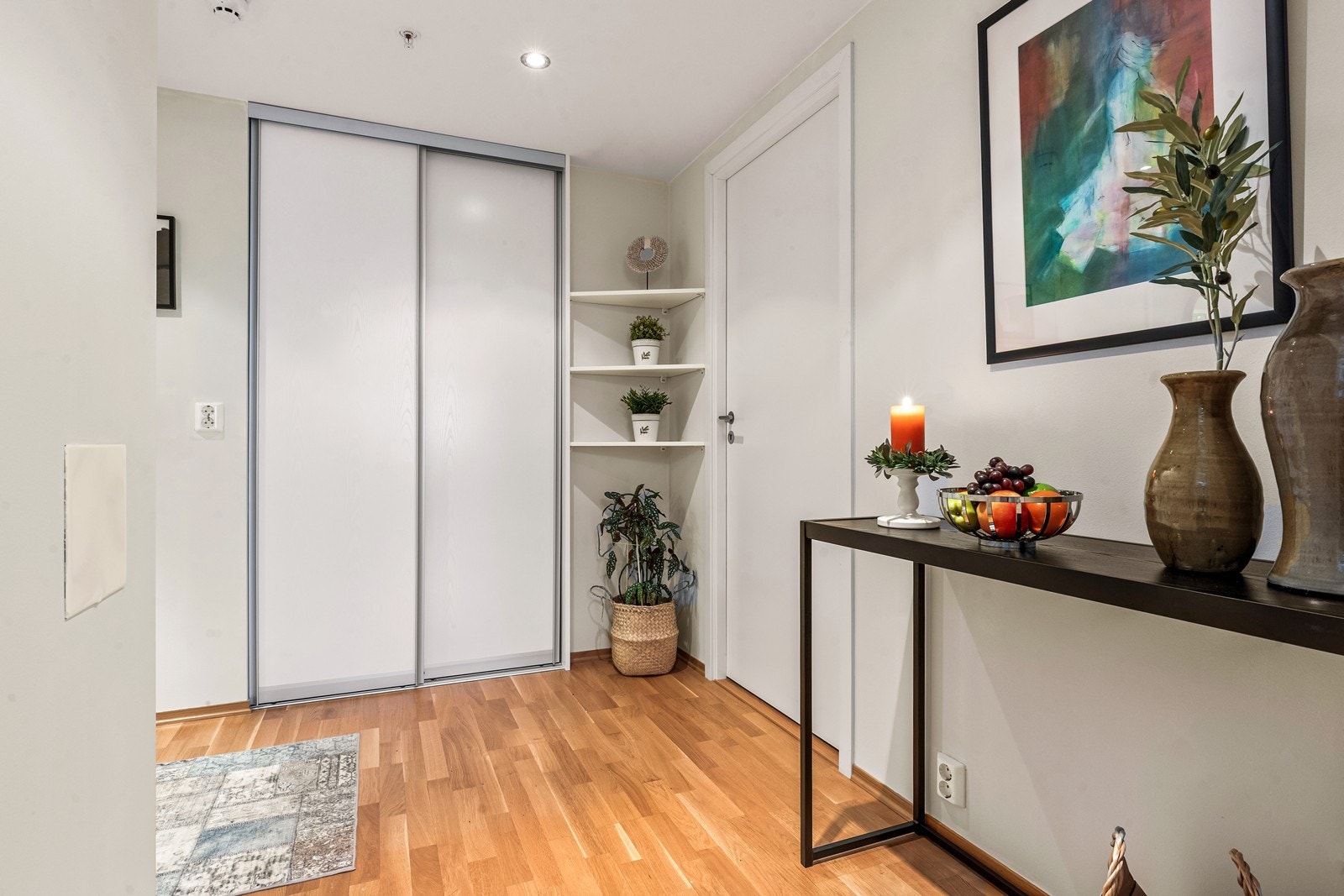 Skyvedørsgarderober, parkett på gulv og nymalte overflater. Galleribilde