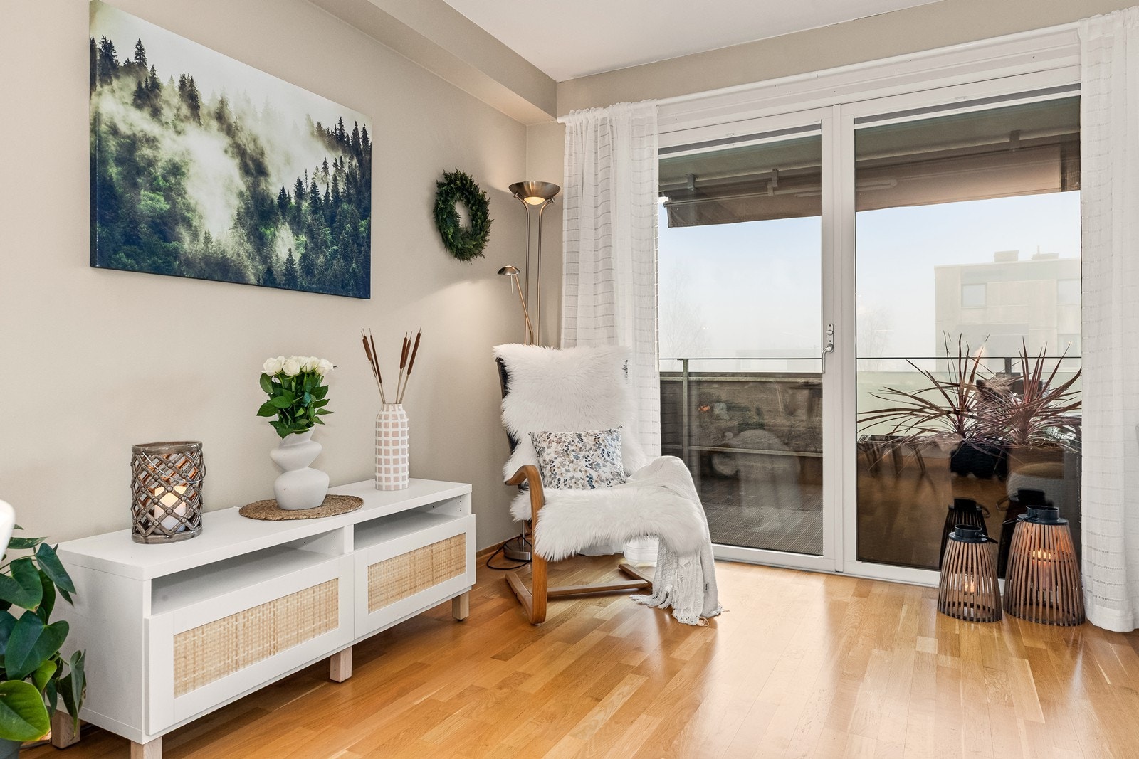 Rommet kan innredes på mange forskjellige måter og her er det plass til både sofagruppe, lesekrok og spisebord. Galleribilde