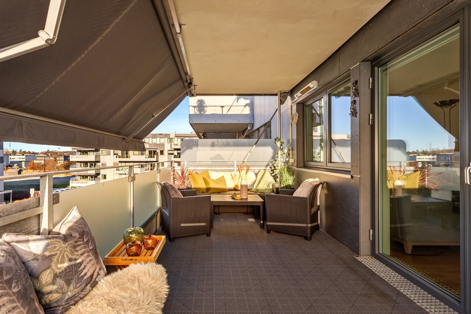 Balkongen har god plass til utemøbler og er utstyrt med markise for solskjerming. Galleribilde
