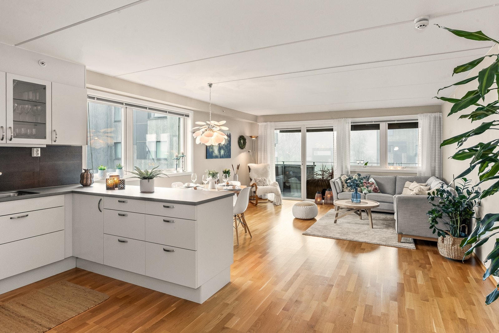 Her er det godt med skap- og benkeplass, samt mulighet for spisebord hvor venner og familie kan samles. Galleribilde