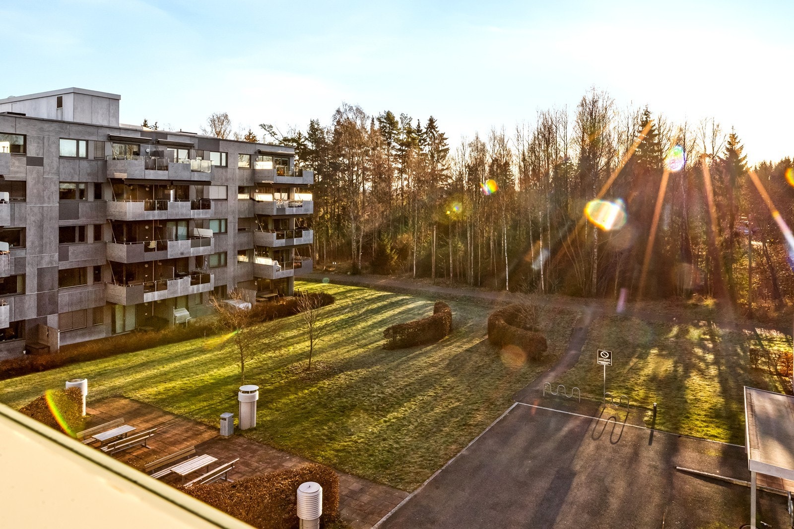 Fin utsikt fra stuevindu mot fellesområder, nærhet til gode turmuligheter med skog og mark. Galleribilde