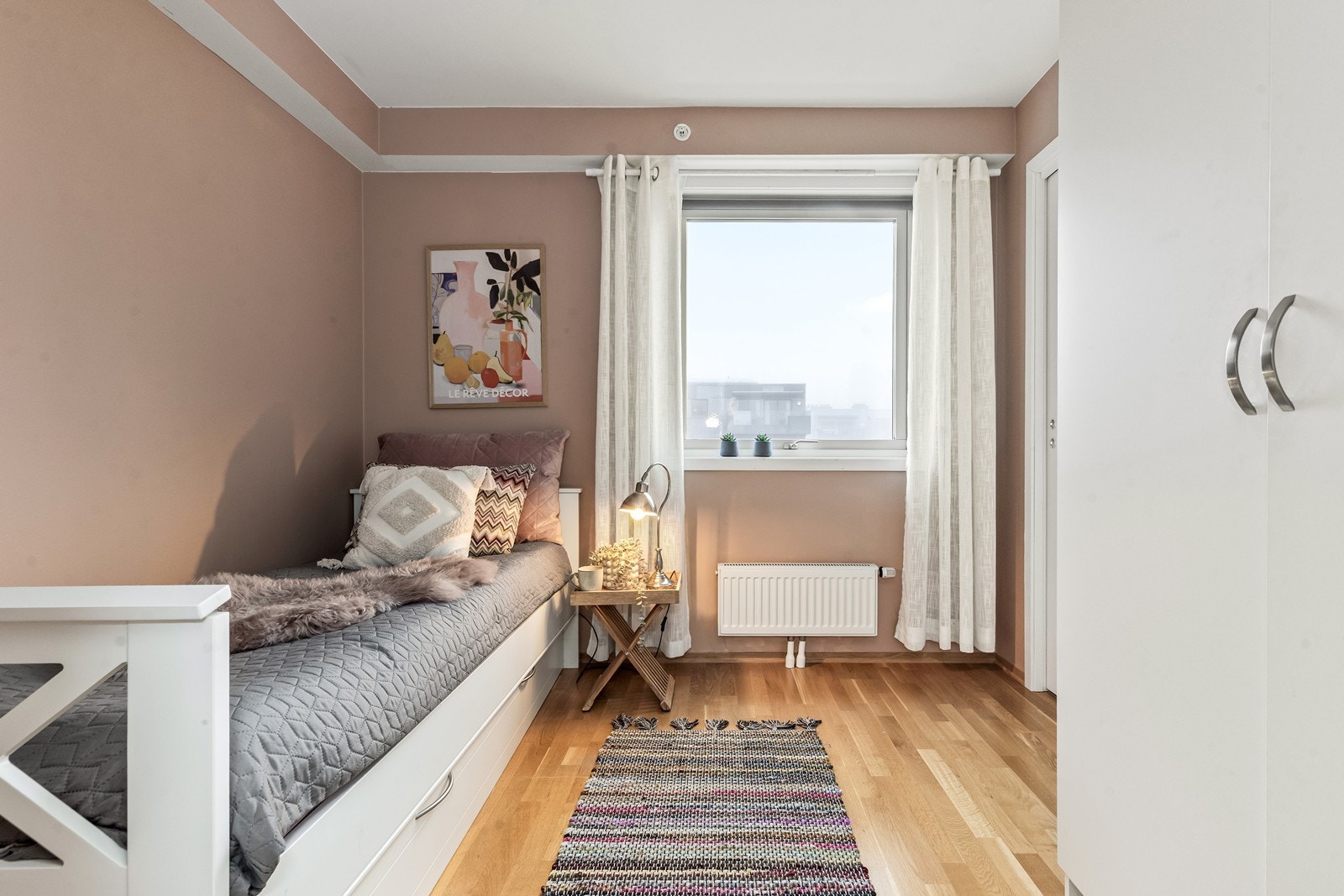 Soverom II har mange bruksmuligheter og kan fint fungere som barne-, gjesterom, kontor eller lignende. Galleribilde