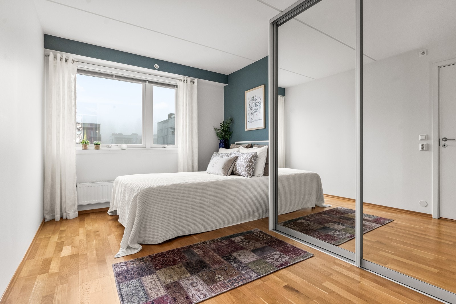 To lyse soverom som begge framstår behagelige med mye gulvplass. Galleribilde