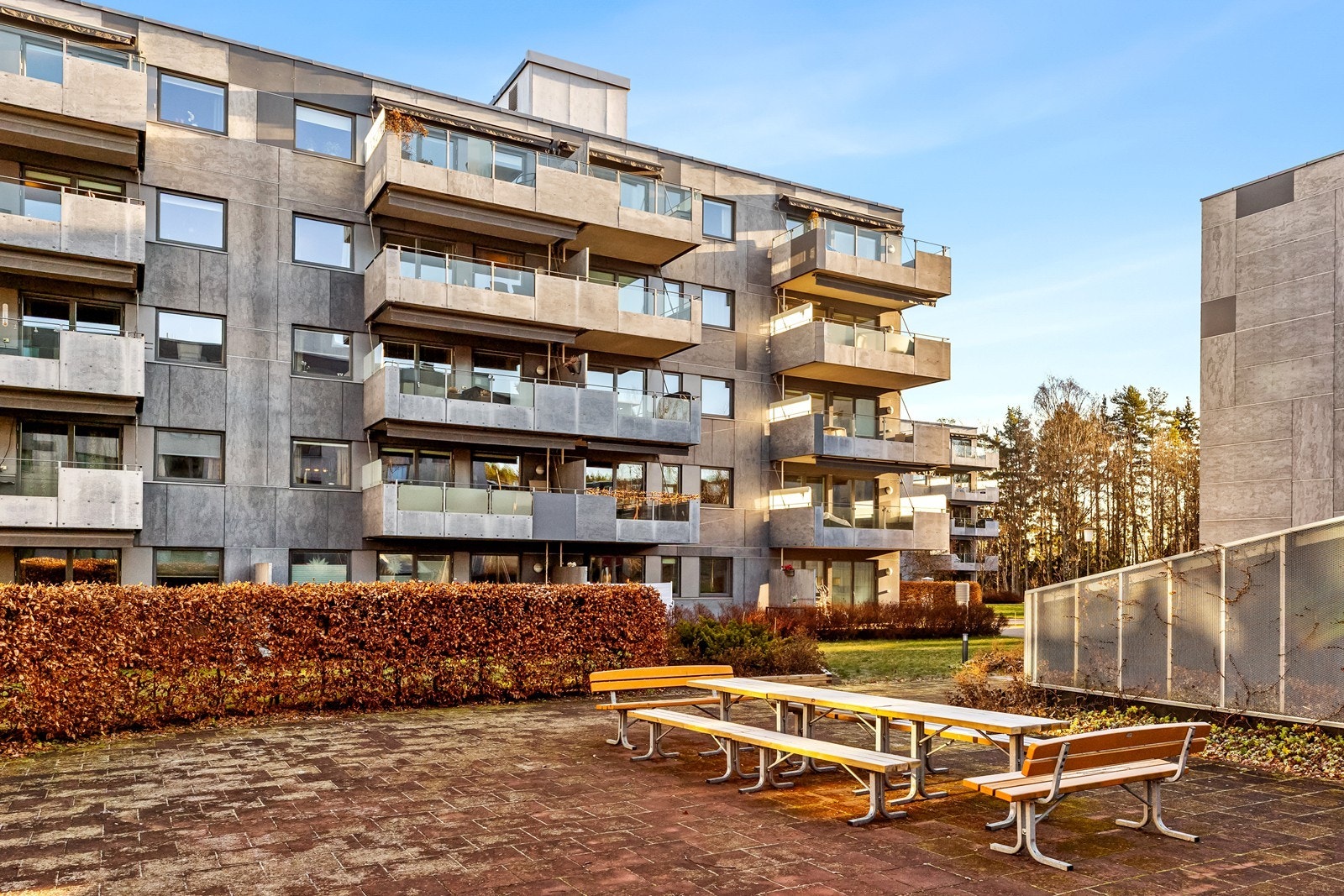 Felles uteplass med sittegrupper. Galleribilde