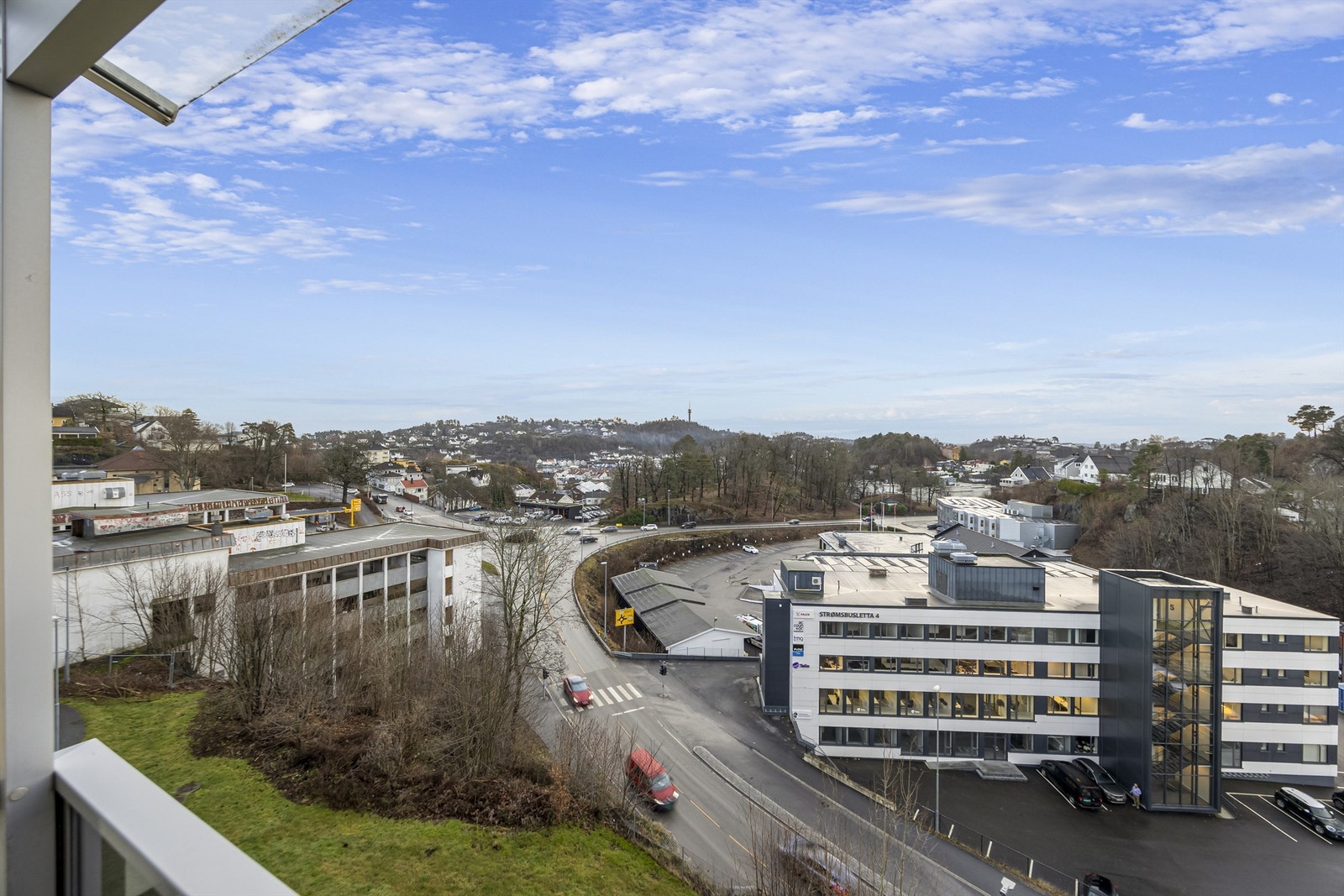 Bygget nedenfor skal utvikles, det er ikke kjent hvordan pt. Utsikt fra balkongen. Galleribilde