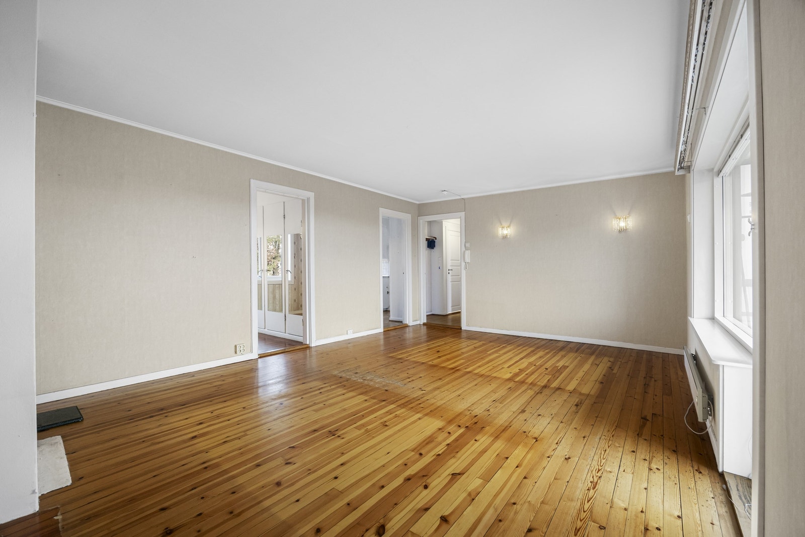 Flott stue med utsikt og god plass til spisestue og sofagruppe. Galleribilde