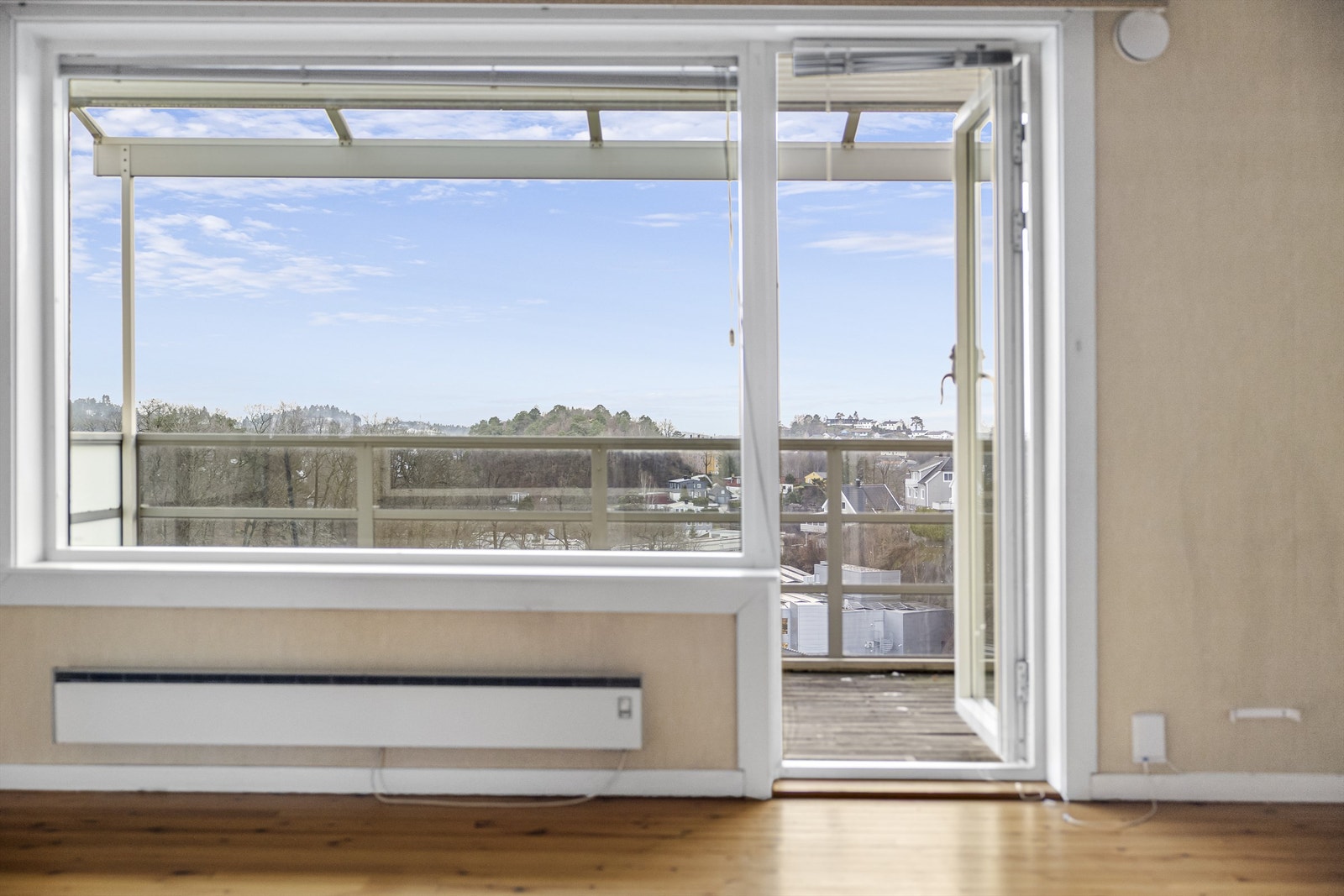 Det er sol fra morgenen til ca. kl. 19-19:30 juni-september iflg. solapp. Galleribilde