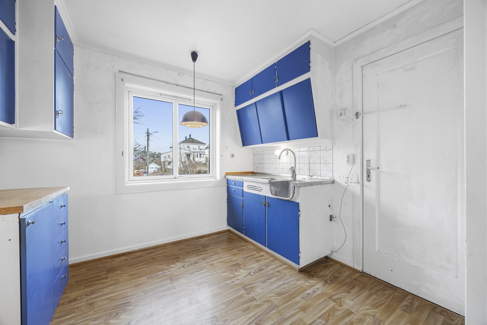 Kjøkkenet er av eldre dato, men fungerer fint. Døren man ser på bildet er blendet igjen, da det er inn til badet. Galleribilde